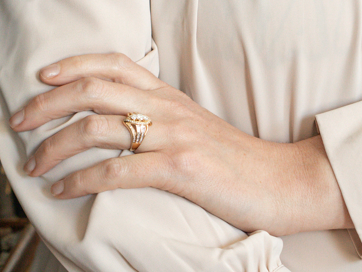 Anillo bypass de diamantes en oro amarillo con detalles de diamantes