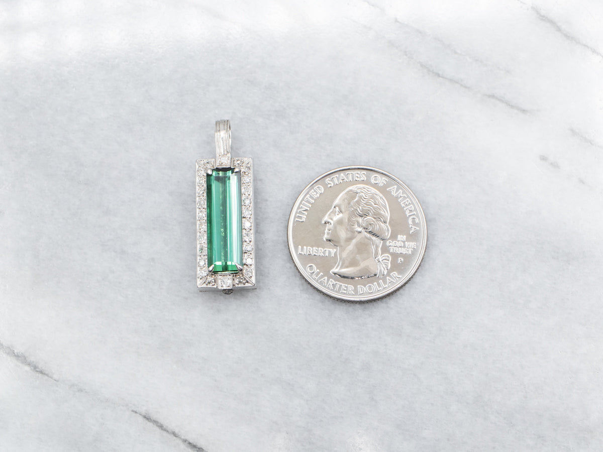 Colgante de apertura de turmalina verde platino con halo de diamantes
