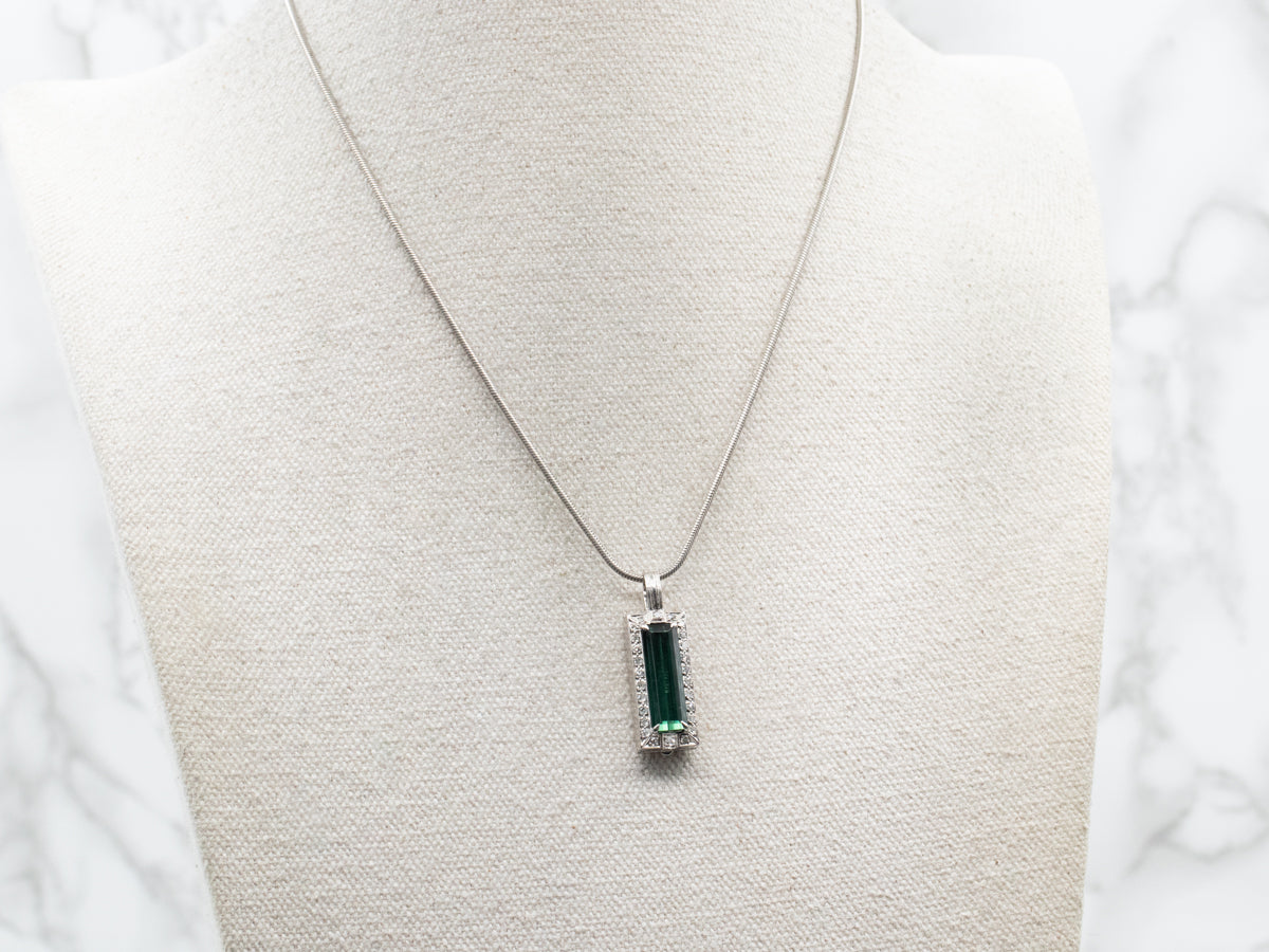Colgante de apertura de turmalina verde platino con halo de diamantes