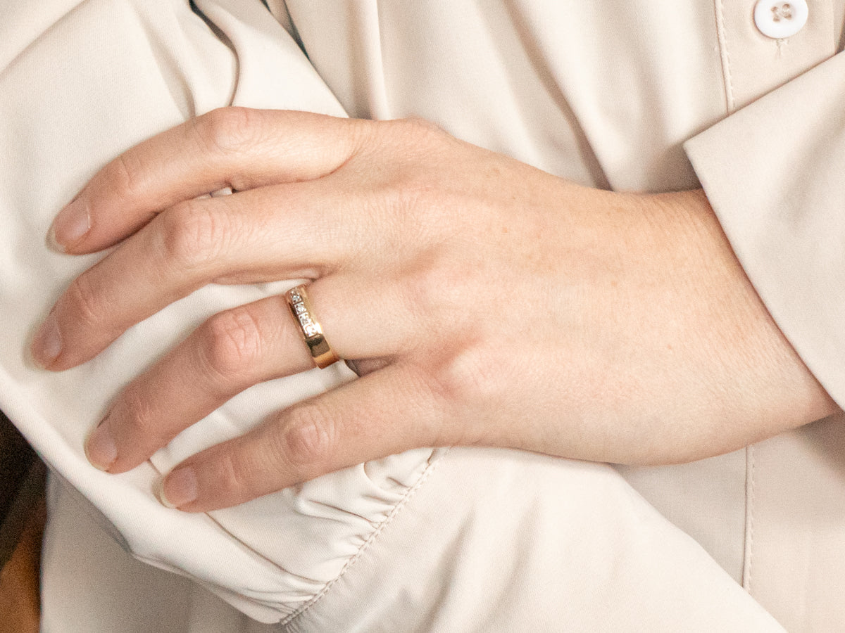 Alianza de boda de oro amarillo con diamantes