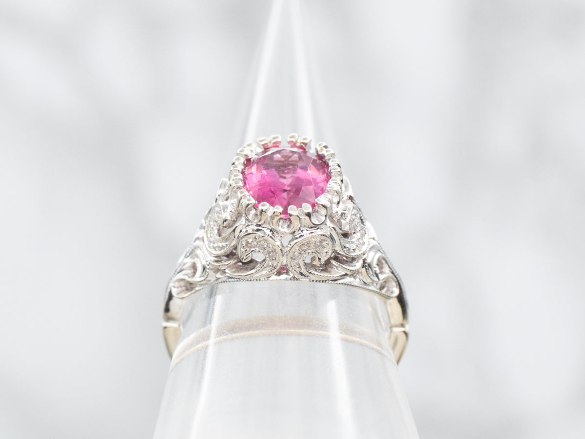 Anillo de Oro Blanco con Turmalina Rosa y Hombros de Diamantes