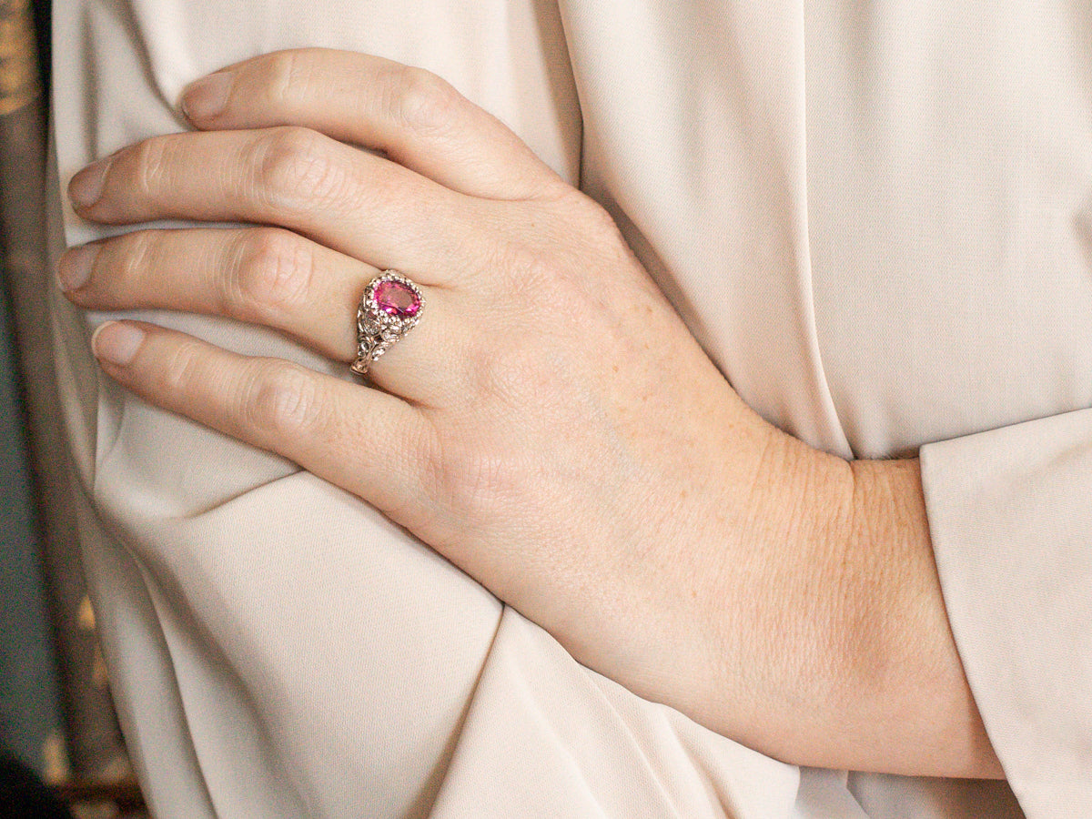 Anillo de Oro Blanco con Turmalina Rosa y Hombros de Diamantes