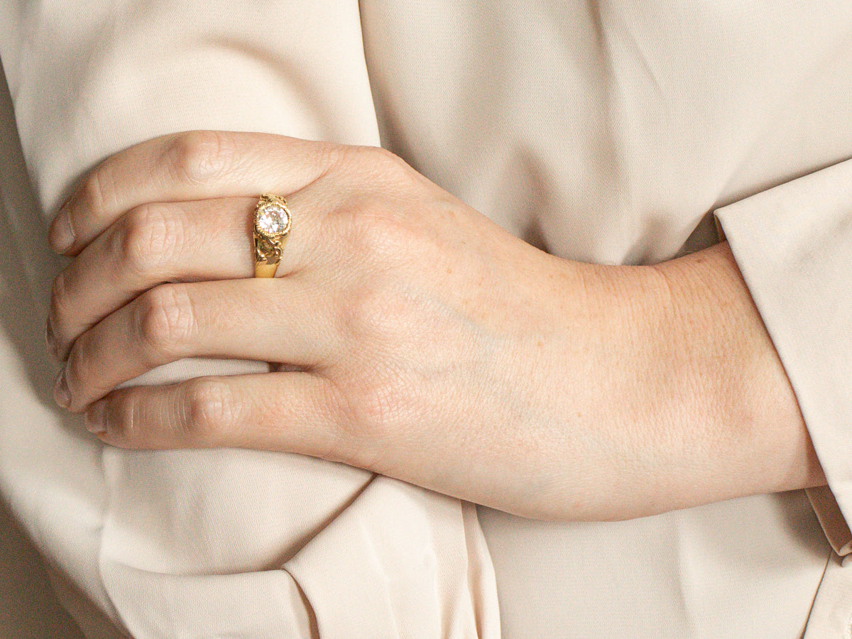 Anillo de compromiso con solitario de diamantes de talla Old Mine en oro amarillo