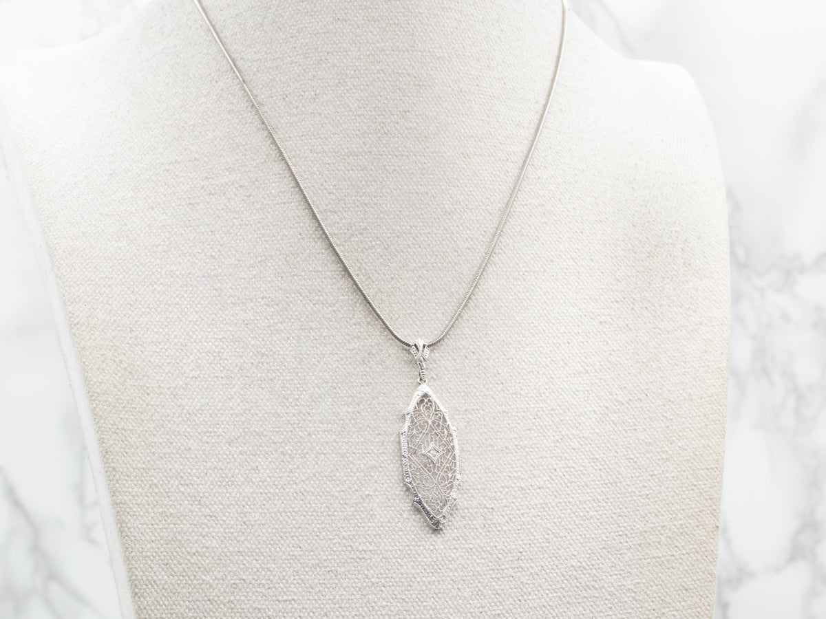 Colgante Art Déco de oro blanco con detalles de diamantes