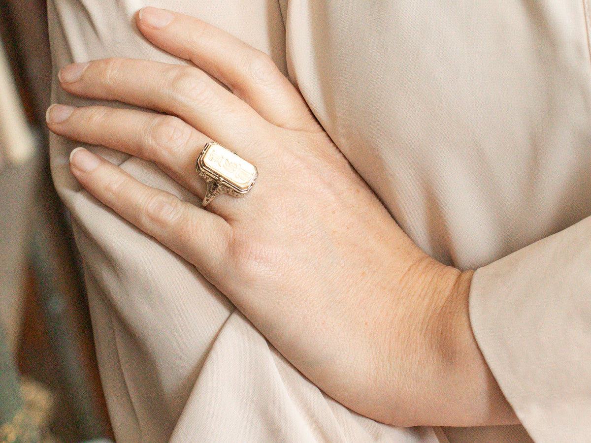 Anillo tipo flip de diamantes y ónix negro de dos tonos