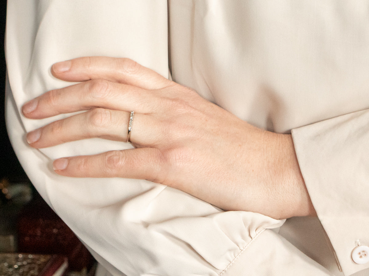 Alianza de boda de oro blanco con diamantes