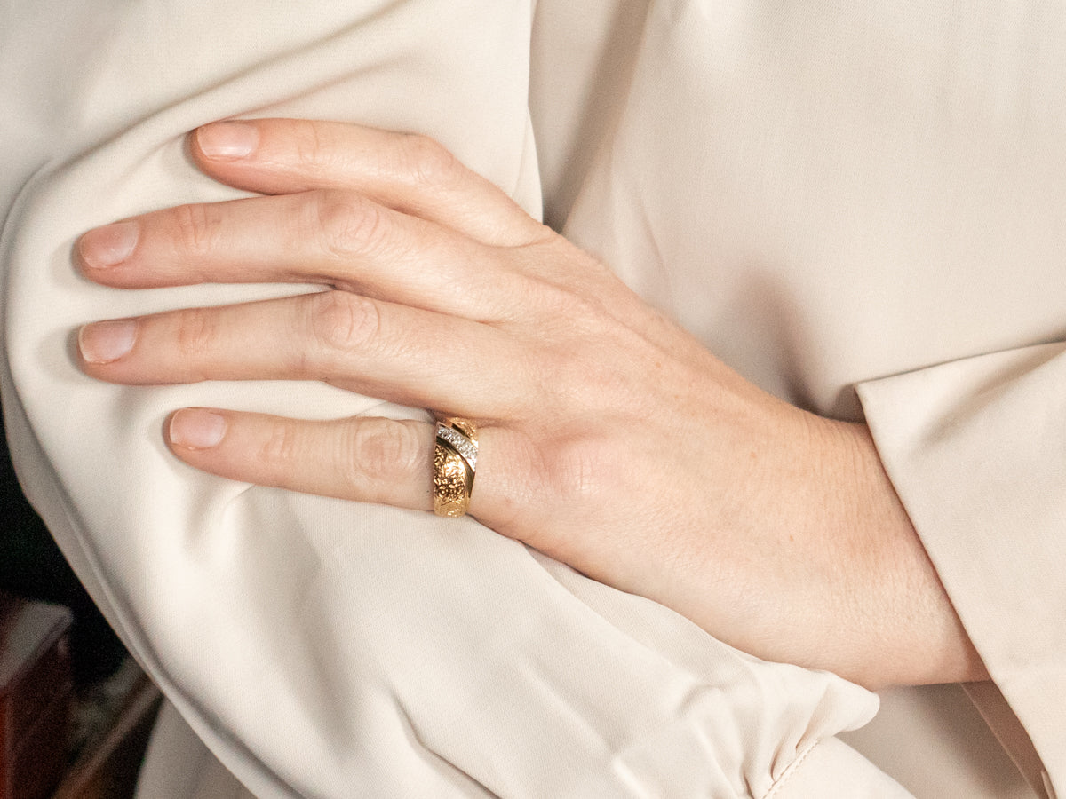 Banda texturizada de diamantes de dos tonos