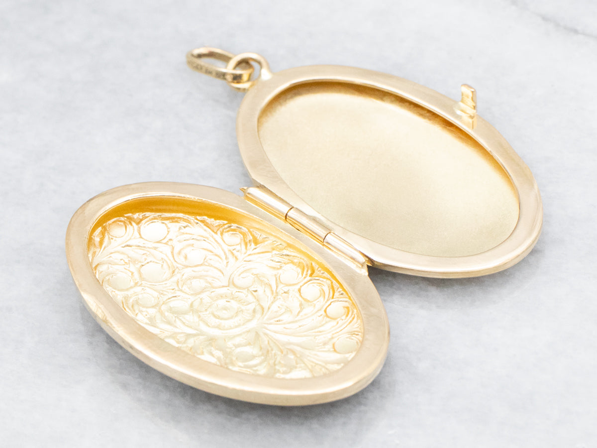 Oval 18-Kart Gold Locket with Scrolling Botanical Design
