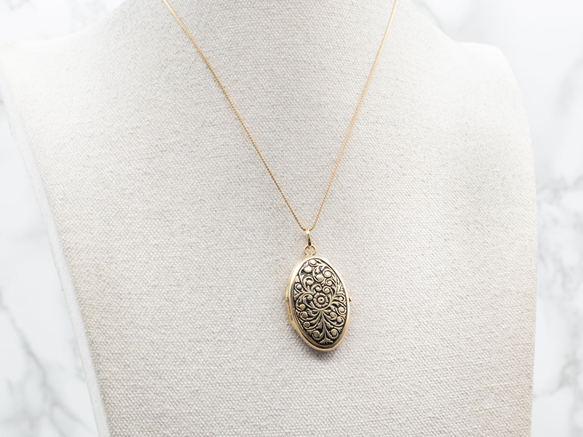 Oval 18-Kart Gold Locket with Scrolling Botanical Design