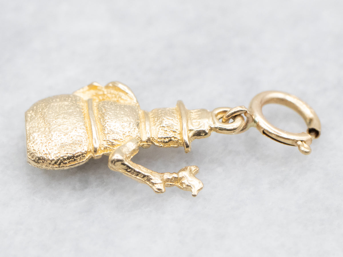 Dije de muñeco de nieve dorado texturizado