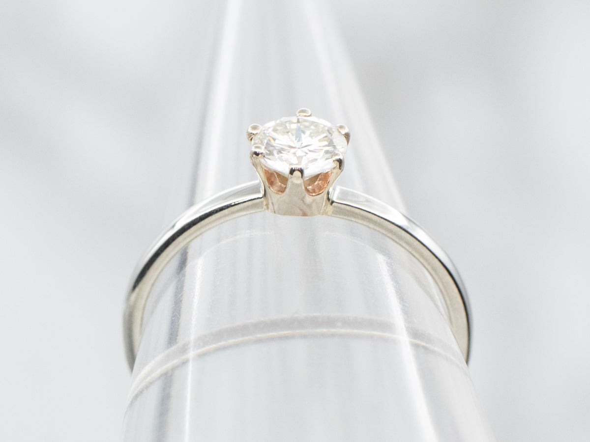 Anillo de compromiso con solitario de diamantes de talla europea