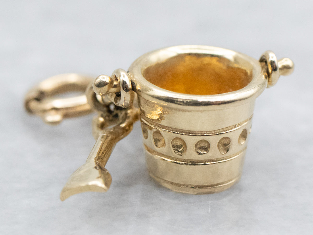 Charm cubo y pala dorados