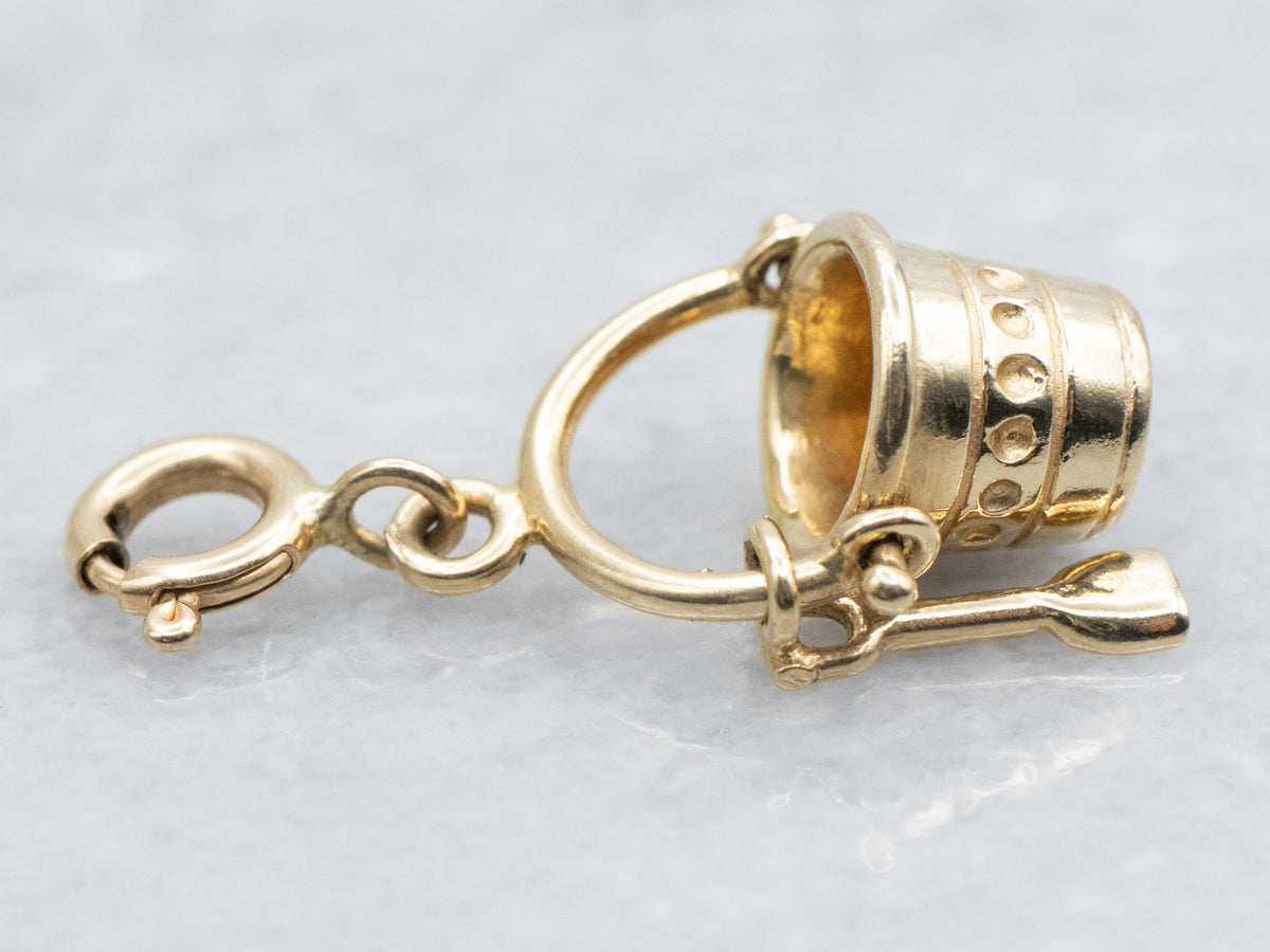 Charm cubo y pala dorados