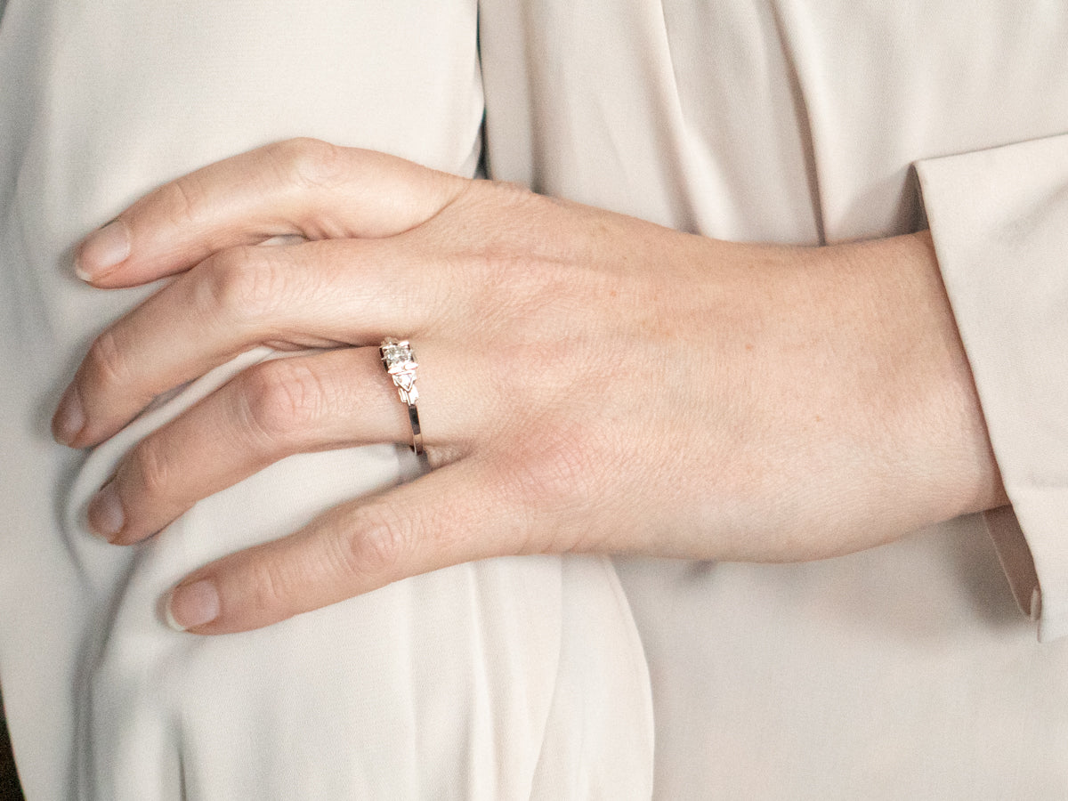 Anillo de compromiso de diamantes Art Déco tardío