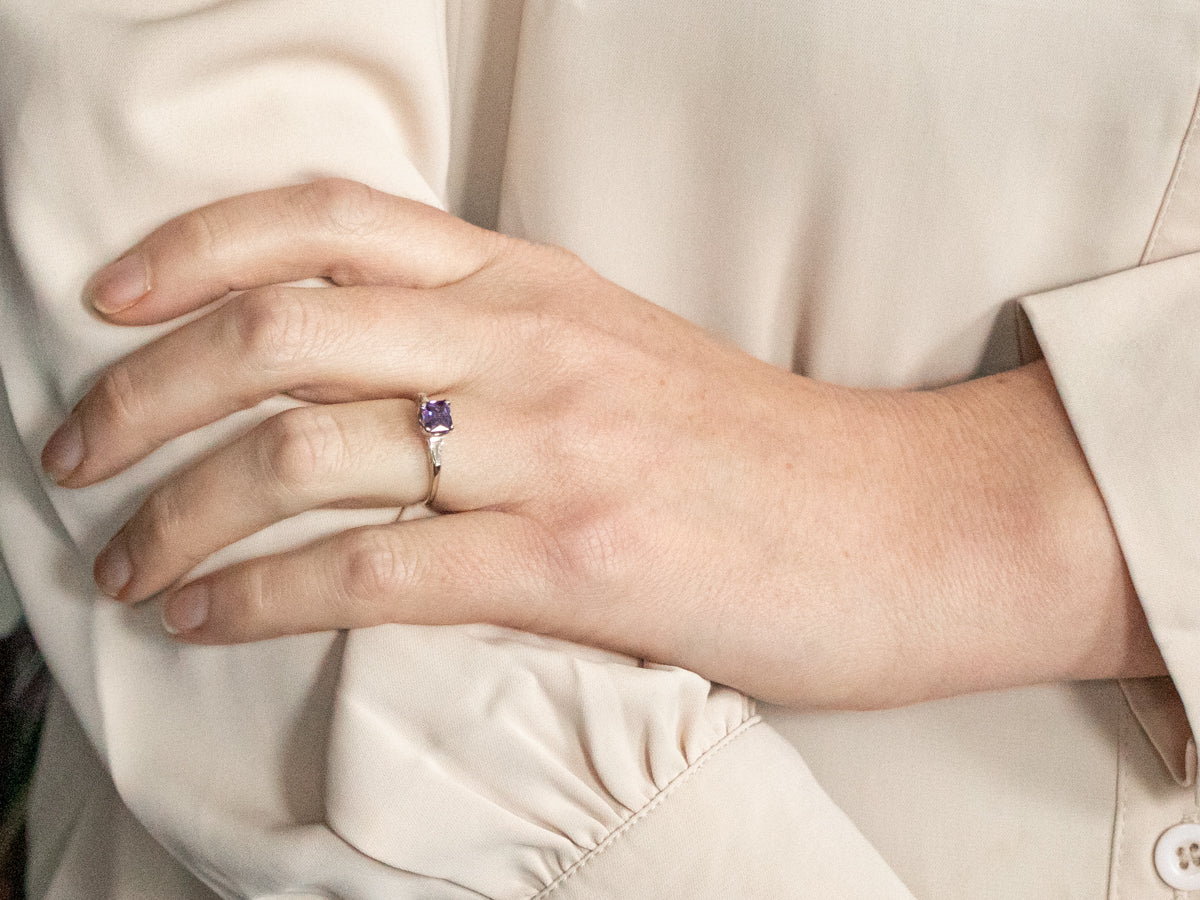 Anillo de compromiso de zafiro y diamantes de talla baguette cónicos