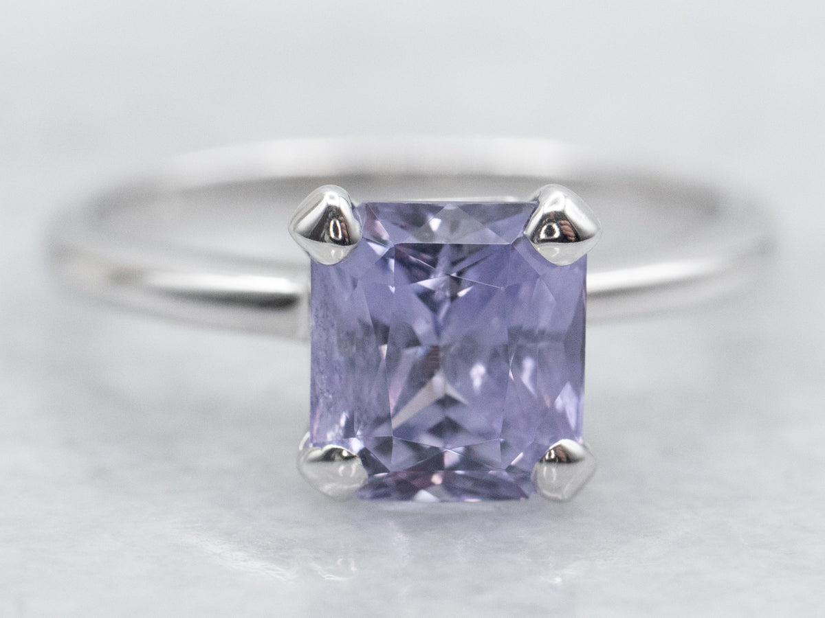 Anillo de compromiso con solitario de zafiro morado y platino