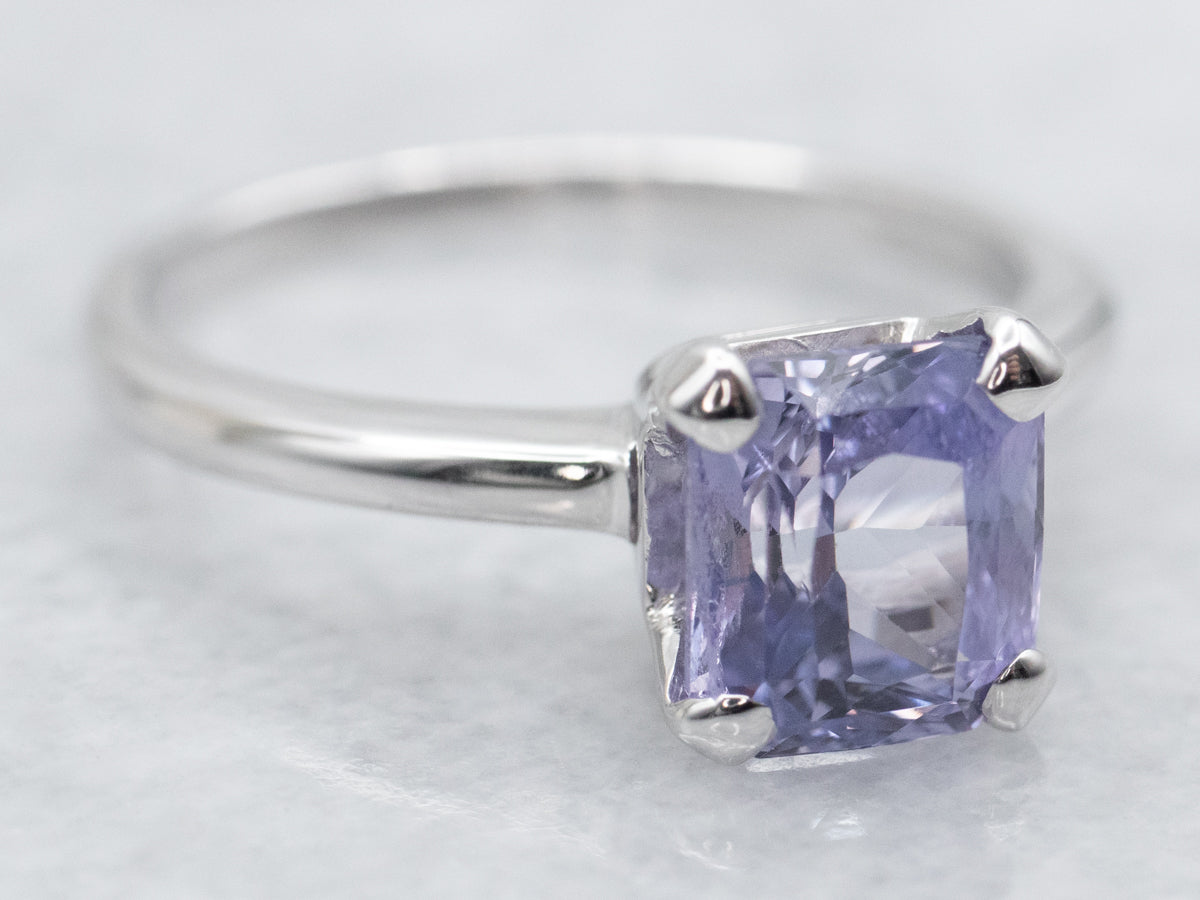 Anillo de compromiso con solitario de zafiro morado y platino