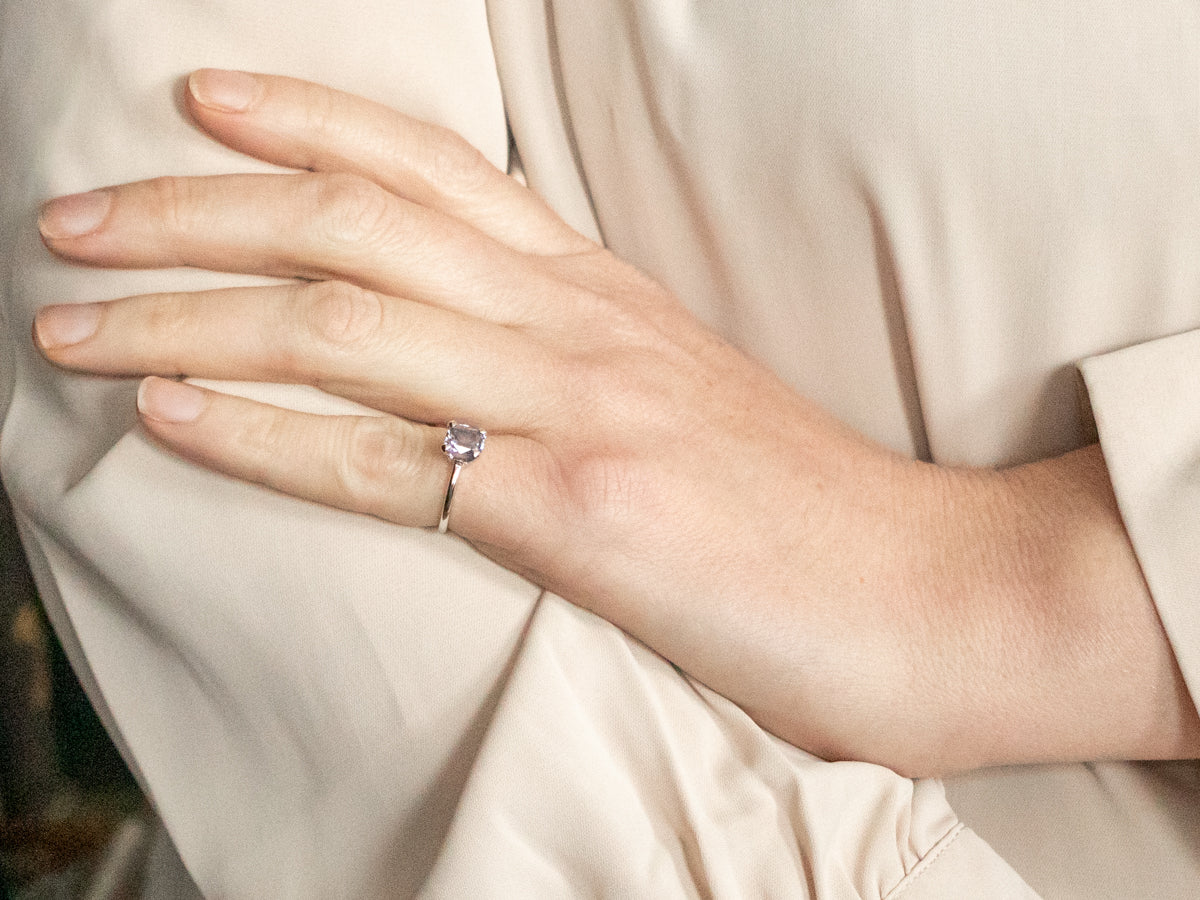 Anillo de compromiso con solitario de zafiro morado y platino