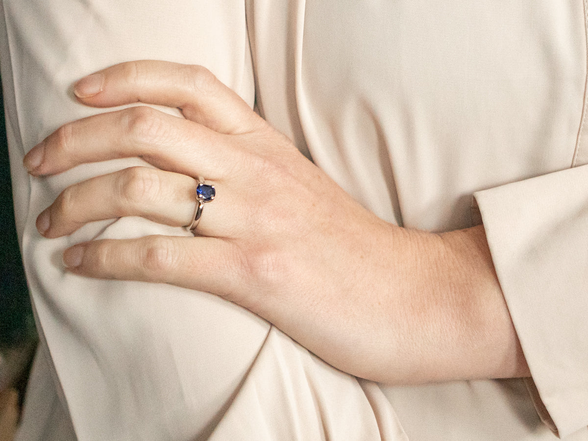 Anillo de compromiso con solitario de zafiro y platino