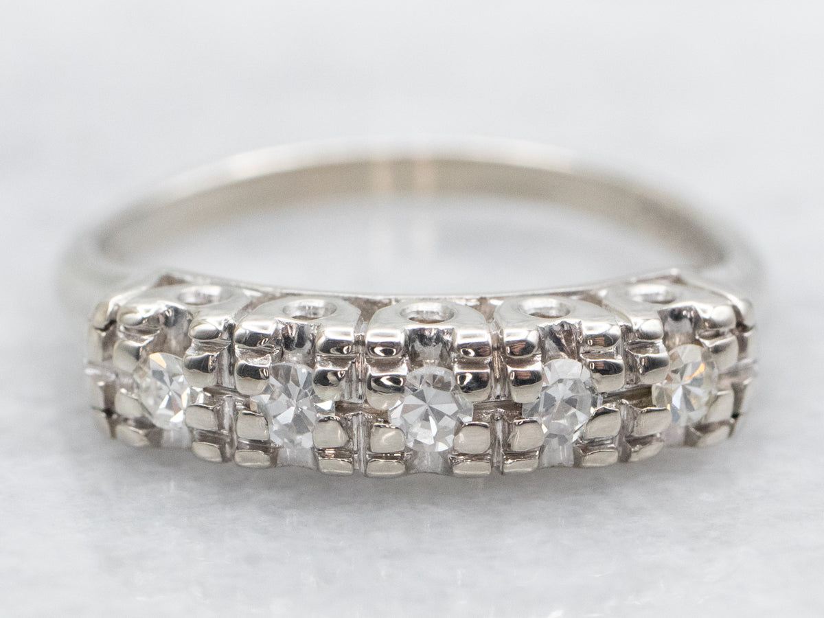 Alianza de boda de oro blanco con diamantes