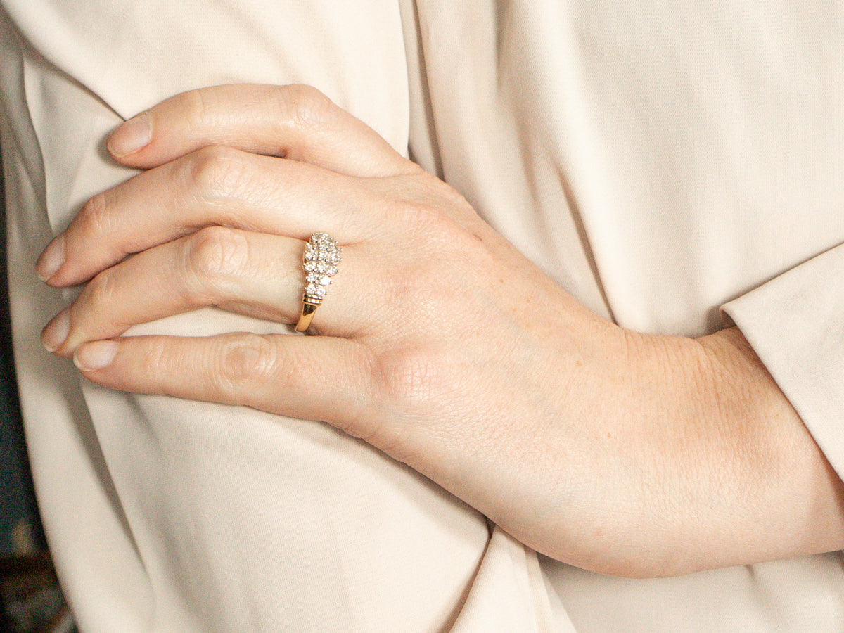 Anillo en racimo de diamantes en oro amarillo