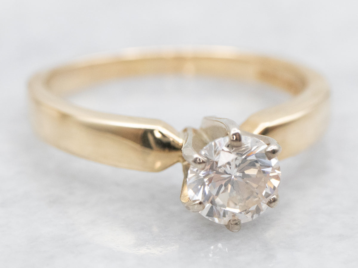 Anillo de compromiso con solitario de diamantes en dos tonos