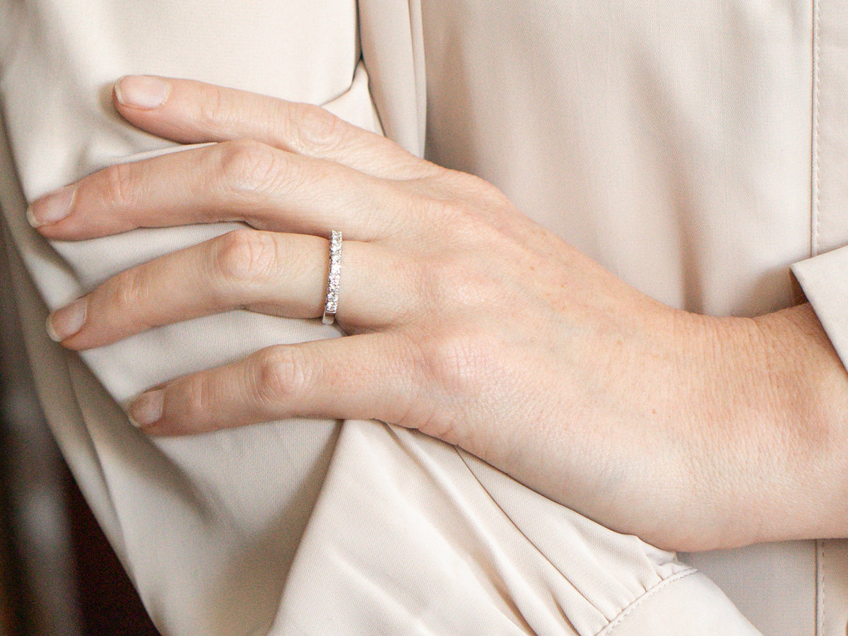 Alianza de boda de oro blanco con diamantes