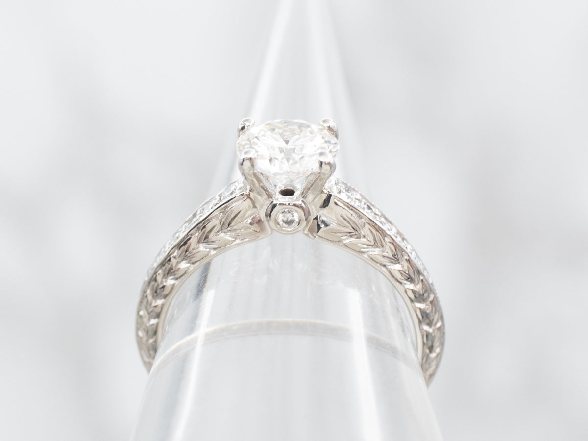 Anillo de compromiso moderno de diamantes y platino