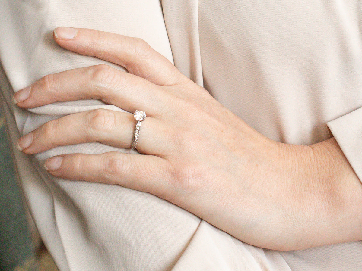 Anillo de compromiso moderno de diamantes y platino