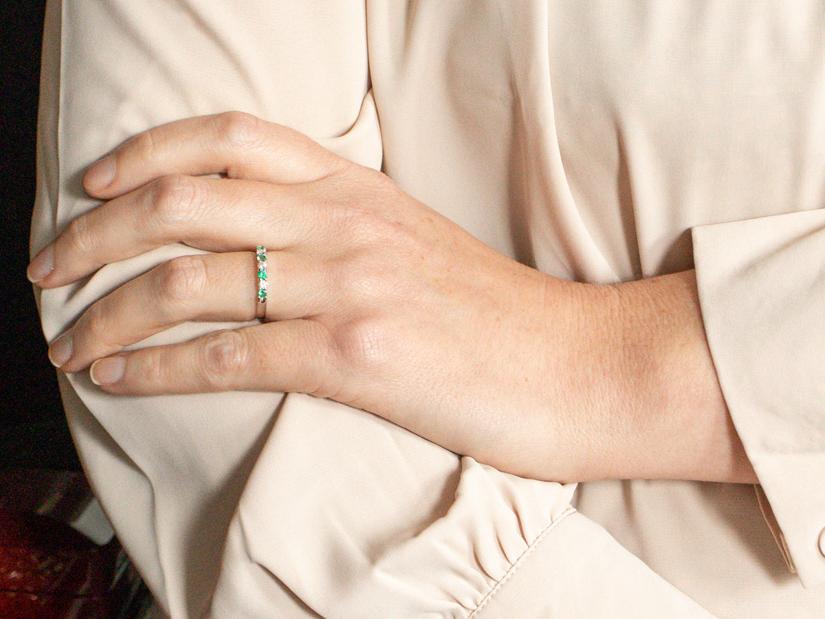 Alianza de esmeralda y diamantes