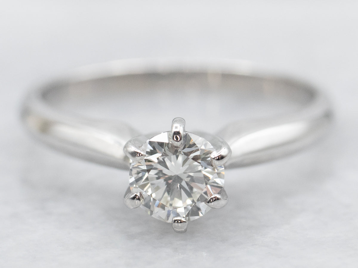 Anillo de compromiso con solitario de diamantes y platino