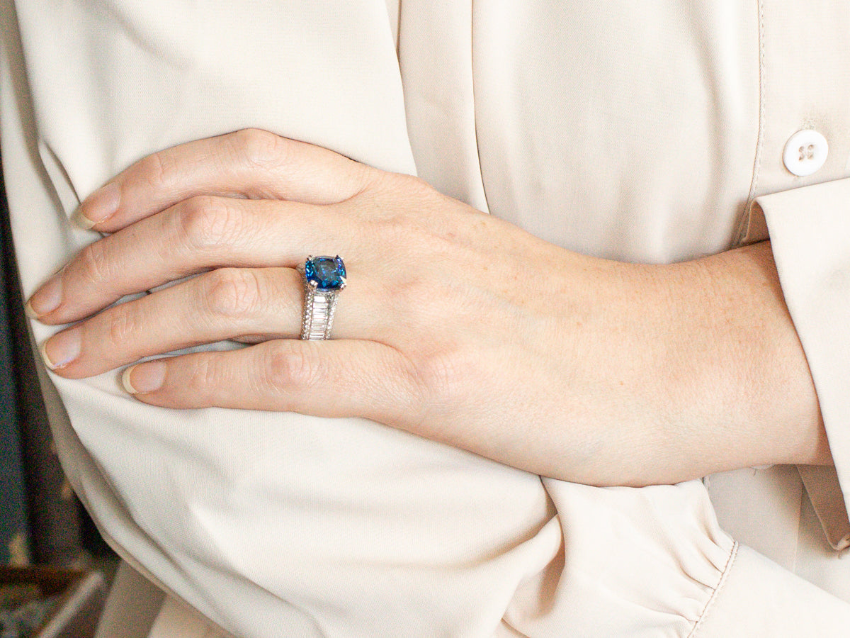 Anillo de compromiso con zafiro y diamantes