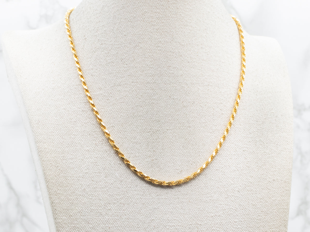 Cadena torcida de cuerda gruesa de oro