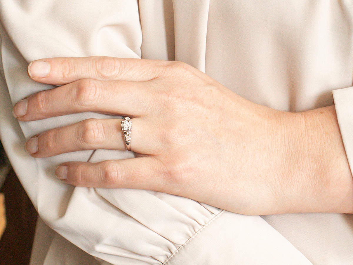 Anillo de compromiso con diamantes de estilo retro