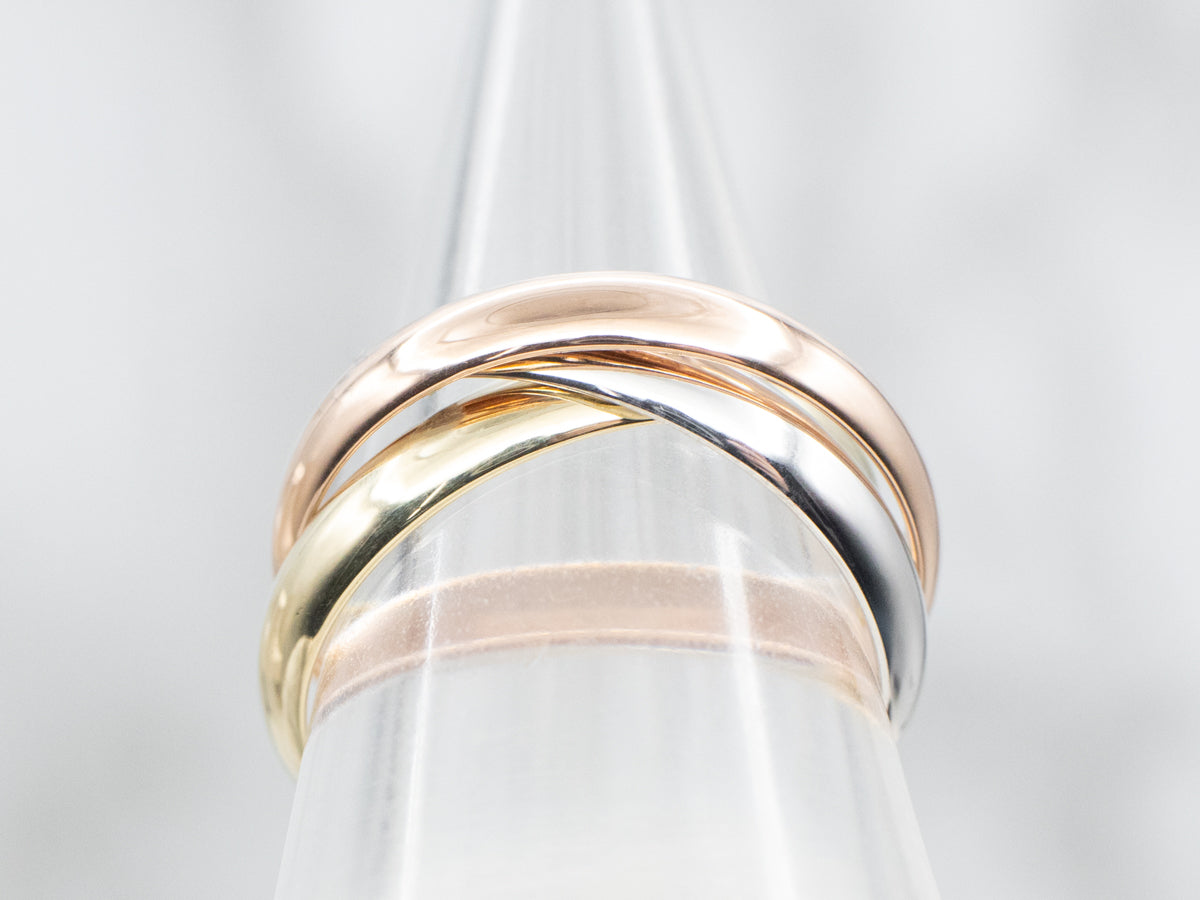 Bandas entrelazadas de tres colores.