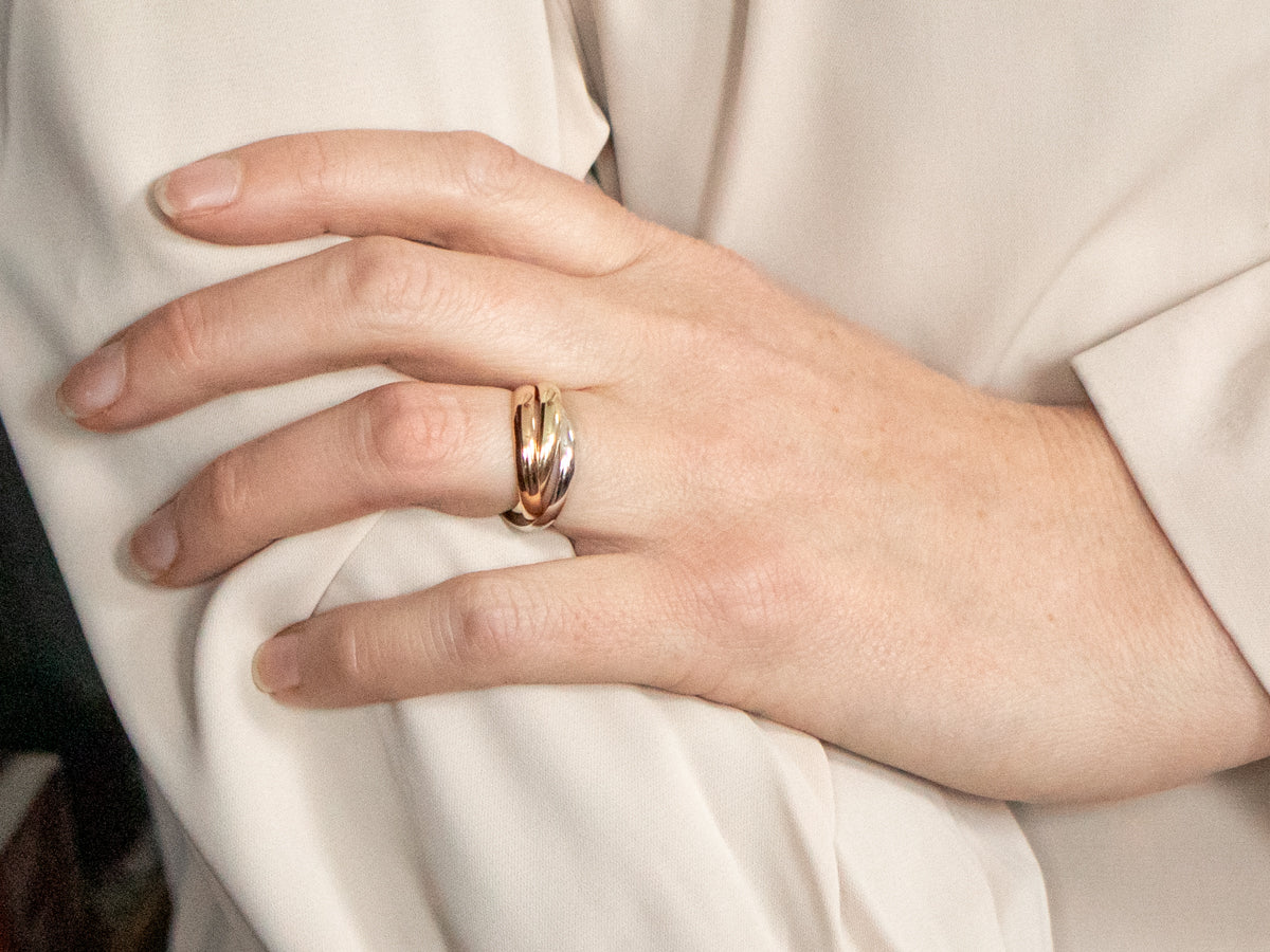 Bandas entrelazadas de tres colores.