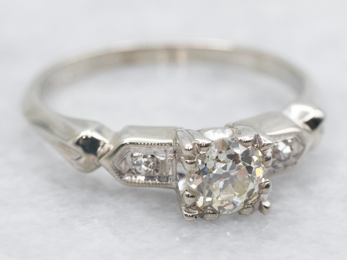 Anillo de compromiso de diamantes de talla Old Mine en oro blanco con detalles de diamantes