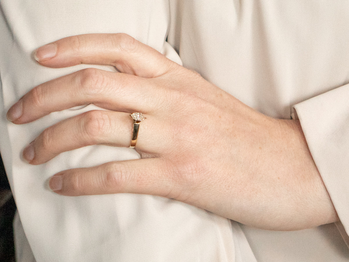 Anillo de compromiso con solitario de diamantes en dos tonos