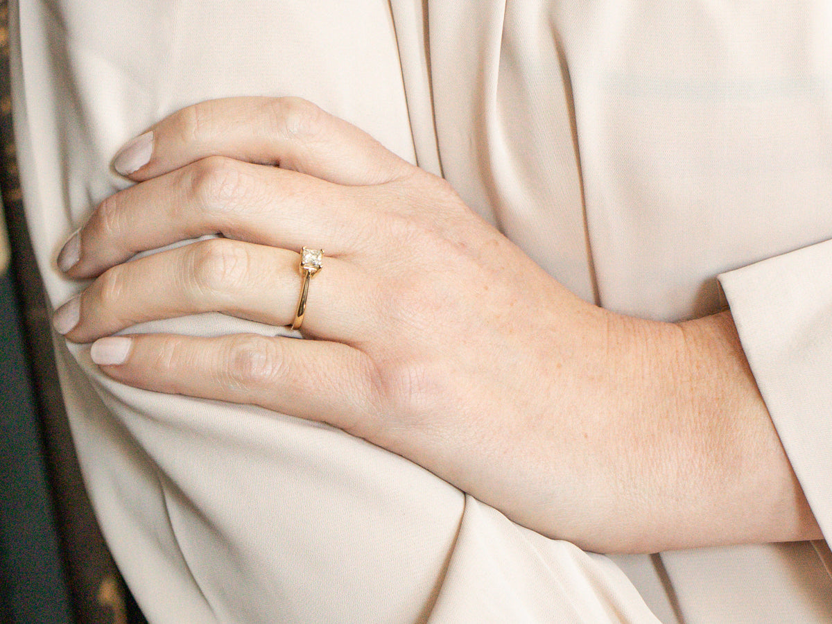 Anillo de compromiso con solitario de diamantes de talla princesa