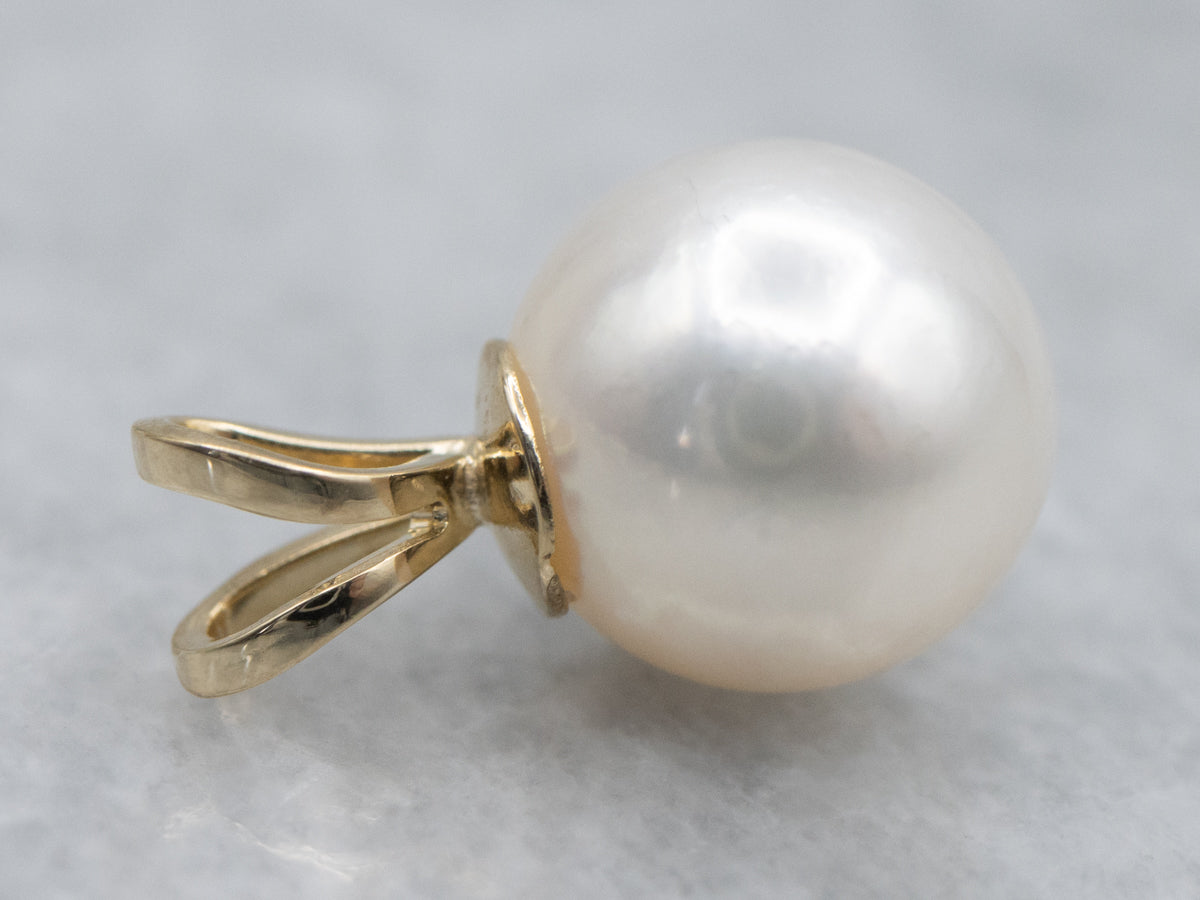 Simple Pearl Solitaire Pendant in Yellow Gold