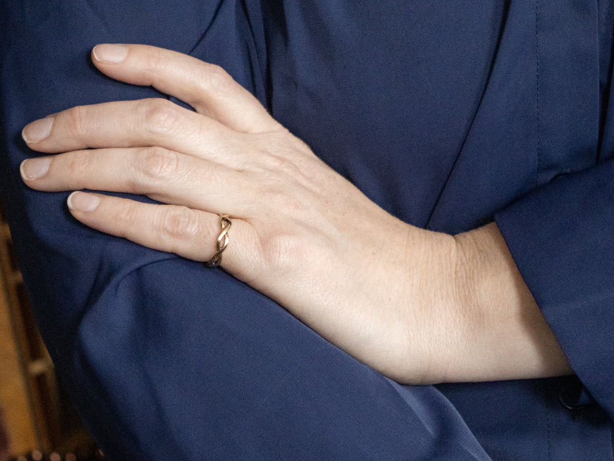 Twisting Polished Gold Band