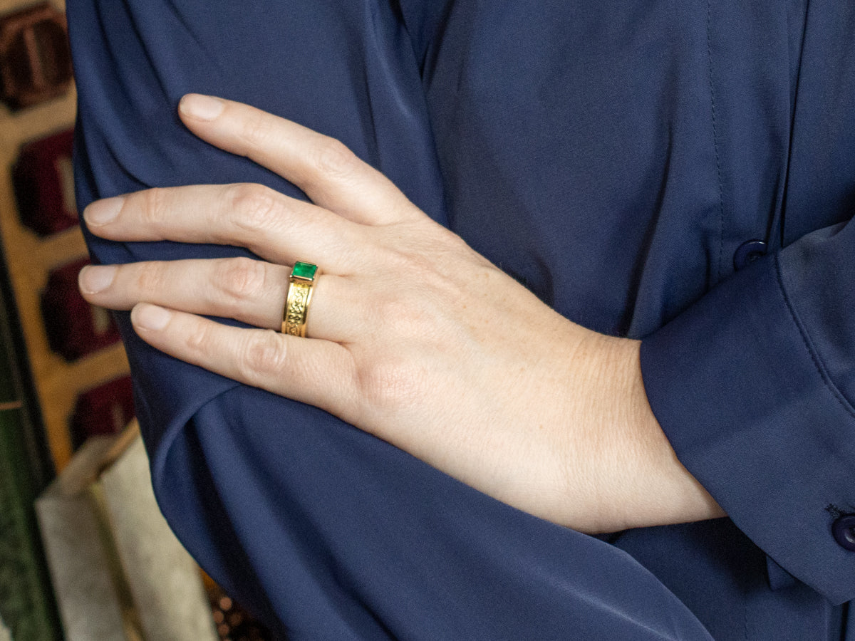 Unisex Gold and Emerald Celtic Solitaire Ring