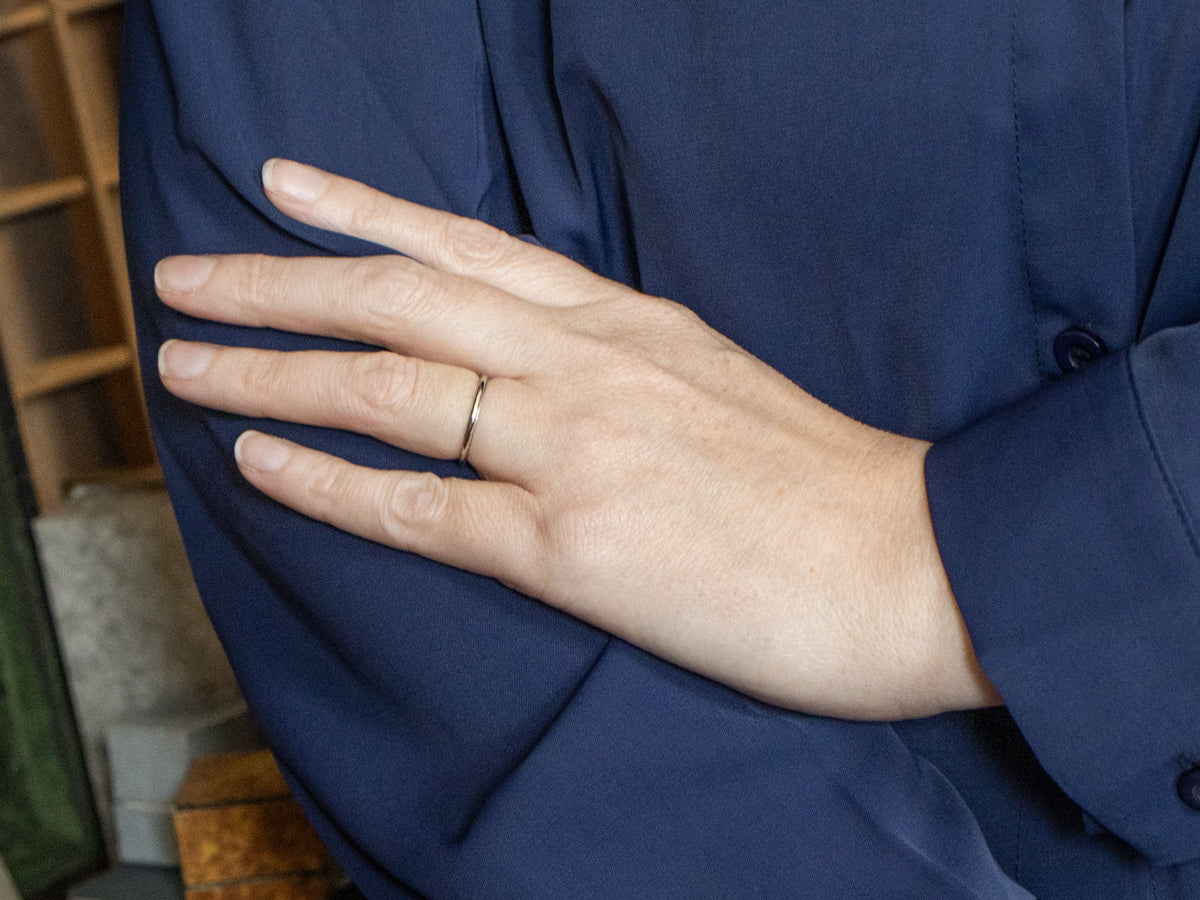 Vintage White Gold Scallop Patterned Band