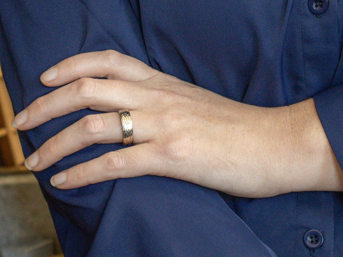 Men's Interlocking White Gold Knot Pattern Band