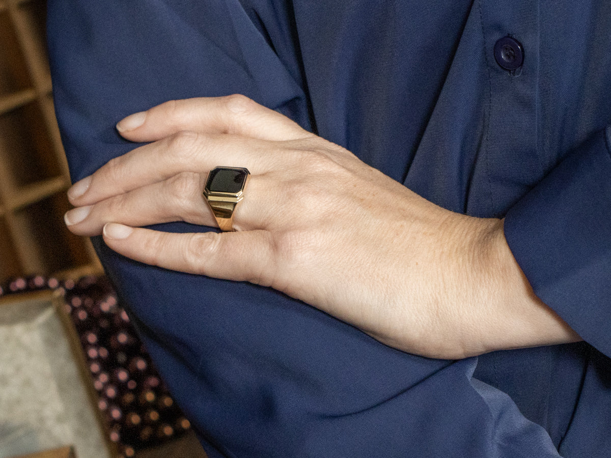 Men's Sleek Gold and Onyx Vintage Ring