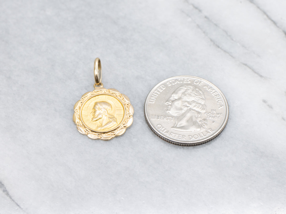 "Dio Ti Protegga" Religious 18-Karat Gold Pendant with Scalloped Edge