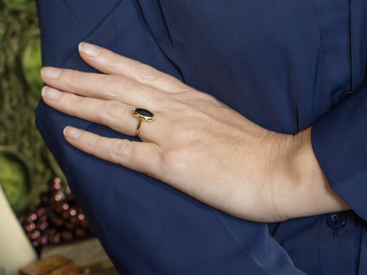 Ladies Onyx and Gold Solitaire Ring with Scalloped Edge