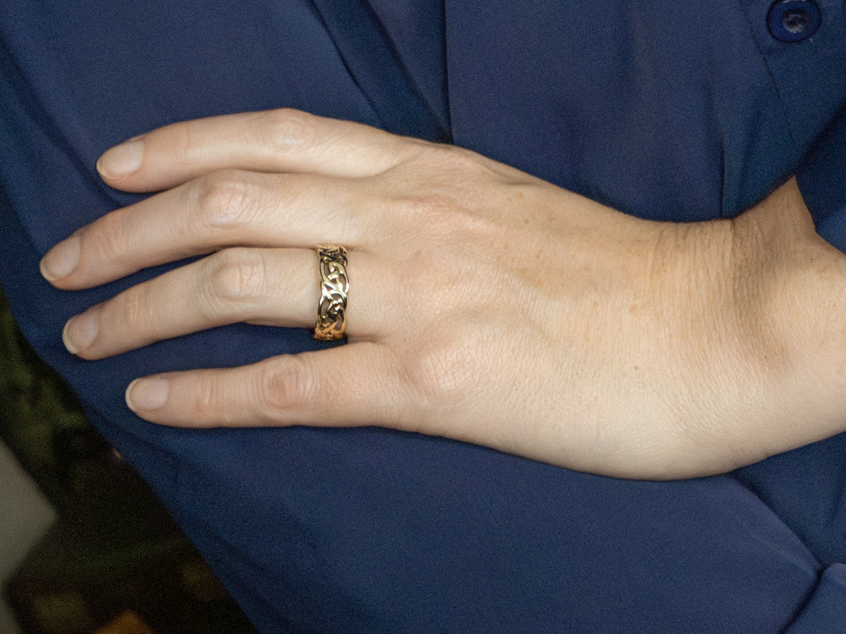 Men's Woven Knot-Patterned Pierced Yellow Gold Band