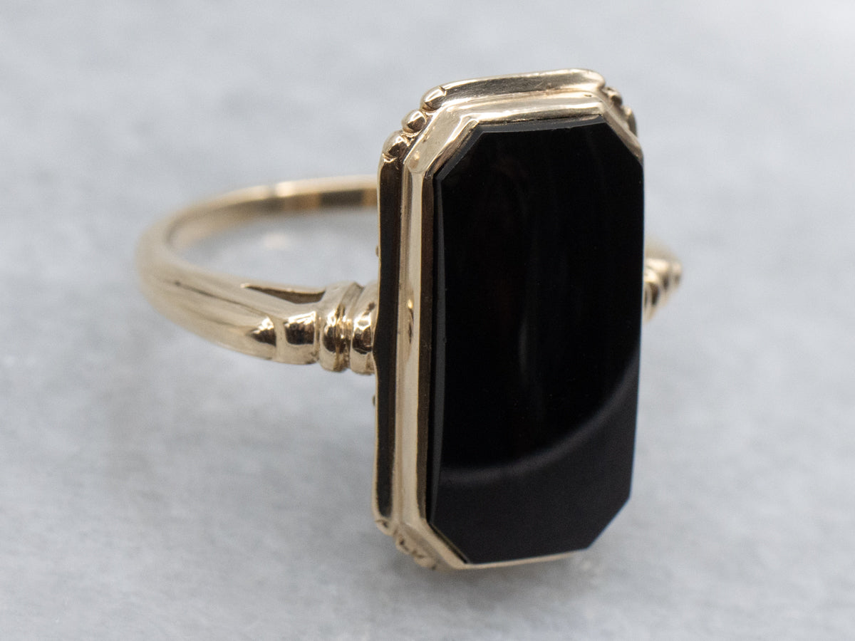 Vintage Onyx Cabochon Solitaire Ring in Yellow Gold
