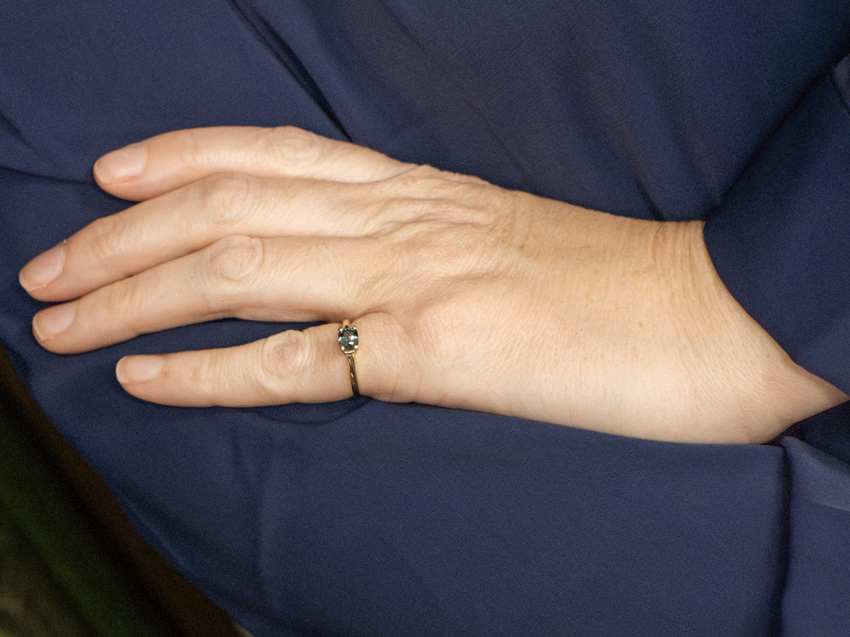 East-to-West Set Green Sapphire Gold Solitaire Ring